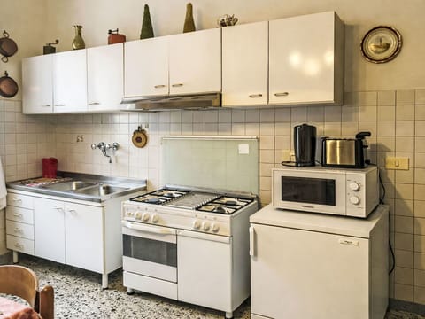 Kitchen Appliance, Major Appliance, Kitchen, Kitchen Stove, Gas Stove, Stove, Cooktop, Countertop, Home Appliance, Cabinetry