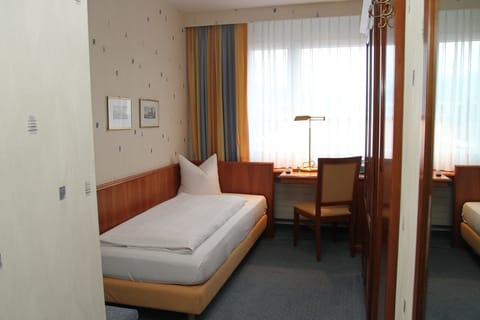 Single Room | Desk, free WiFi
