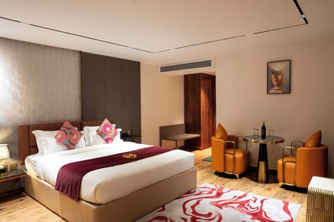 Club Room | In-room safe, desk, blackout drapes, iron/ironing board