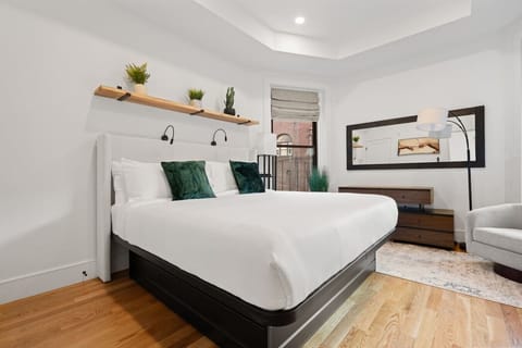 Bedroom 1 – King Bed
