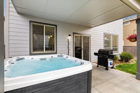 Cook and unwind-Private backyard oasis featuring a 6-person hot tub, perfect for relaxing after a day of exploring, hiking, or enjoying the surrounding foothills.