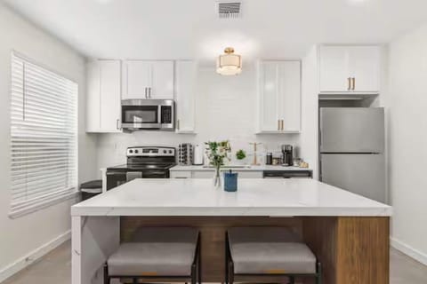 Luxury House, 2 Bedrooms, Non Smoking, Kitchen | Private kitchen | Coffee/tea maker, full-size fridge, microwave, oven