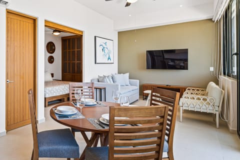 Open space combining comfort, light, and ocean views.