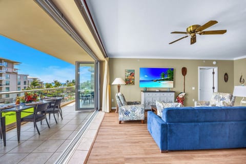 Bright living room that opens to island views HKK-443