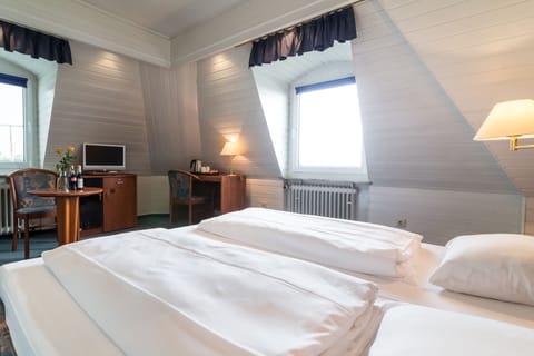 Standard Double Room | Hypo-allergenic bedding, desk, iron/ironing board, free WiFi
