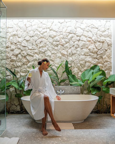 Junior Suite | Bathroom | Free toiletries, hair dryer, bathrobes, slippers