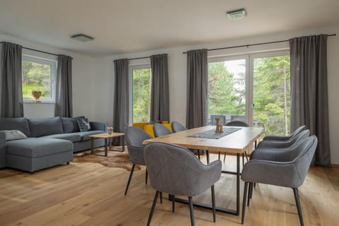 Comfort Chalet, 3 Bedrooms | Dining