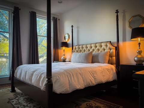 Queen bed W/TV in room 