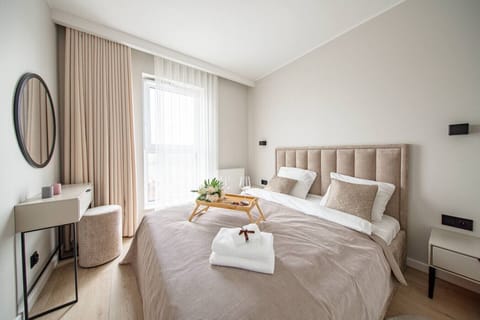 Main Bedroom with Queen-Sized Bed and Elegant Design | Book Now with RENTUJEMY.COM