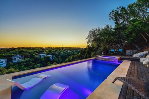 Infinity-style pool & spa overlooking the canyon — sunset views hit different here