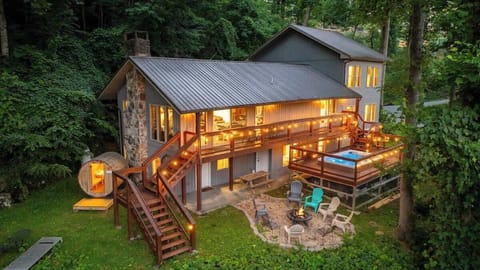 Wooded cabin retreat with hot tub, sauna, decks & fire pit