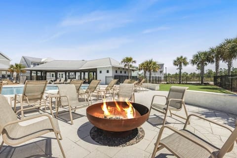 Community Fire Pit, Pool and Putting Green
