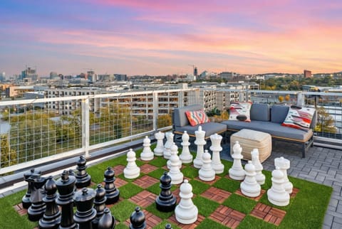 Watch the Nashville skyline light up from your own rooftop perch. Giant chess set, cocktails, and a front-row seat to sunset over the city