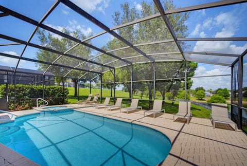Extended pool deck w/ no rear neighbors