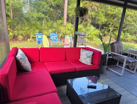 Lanai room: bunnies, tropical birds, deer and more. All right here at The Oasis.