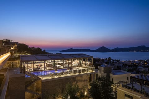 2 restaurants, breakfast, lunch, dinner served; international cuisine