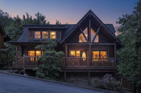 Topsy - 5 bedroom, 4 bathroom cabin - Pigeon Forge Tennessee