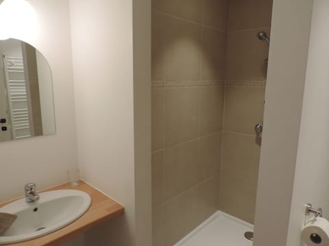 Classic Twin Room | Bathroom | Shower, free toiletries, hair dryer, towels