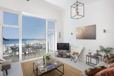 Bright living area with Smart TV, balcony with outdoor dining and coffee table - Trelantis, 5 Gwelva