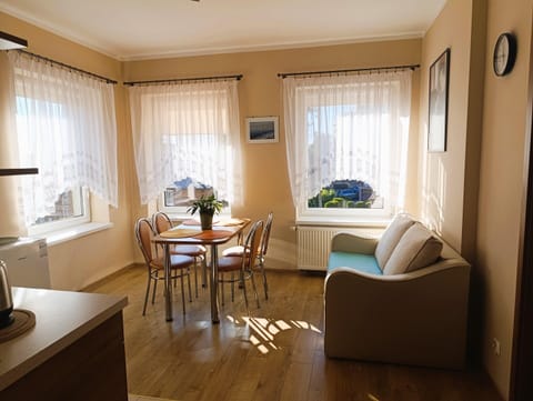 Classic Apartment, 2 Bedrooms | Living room