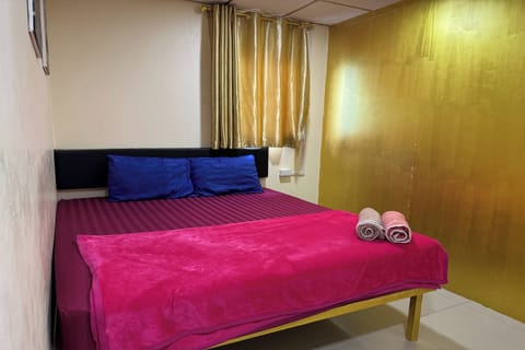  Double Room with Window Shared Toilet | WiFi (free), bed sheets