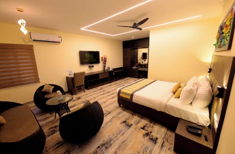The Grand Nest | Desk, free WiFi