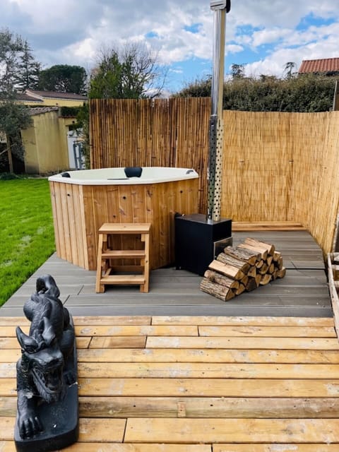 Outdoor spa tub