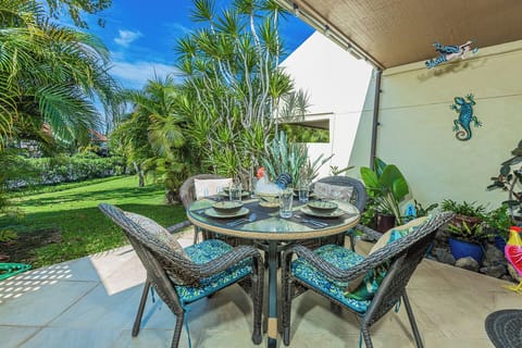 Dine alfresco on your covered lanai surrounded by lush tropical gardens.
