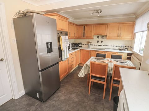 Cottage | Private kitchen | Dishwasher, cookware/dishes/utensils