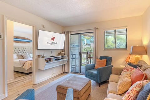 Living room with plenty of space to relax and unwind!