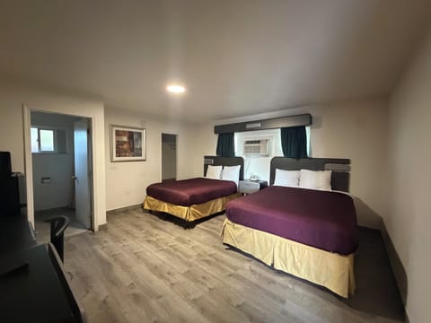 Comfort Double or Twin Room, 2 Queen Beds | Desk, laptop workspace, iron/ironing board, free WiFi