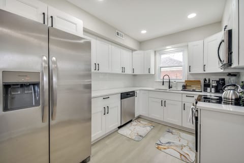 Newport News Vacation Rental | 3BR | 2BA | 1,100 Sq Ft | 2 Steps to Enter