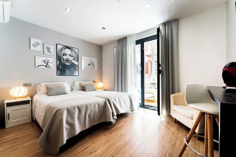 Superior Twin Room, Balcony, City View | Soundproofing, free WiFi