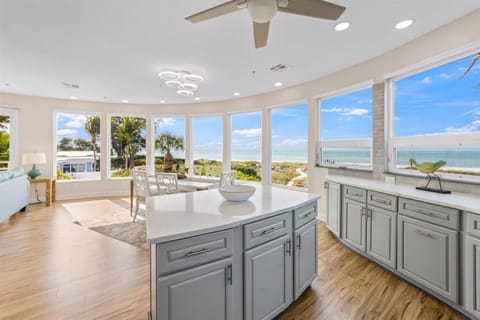Premium Condo, 2 Bedrooms, Balcony, Beach View | Interior