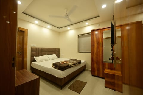 Deluxe Room | Iron/ironing board, WiFi (free), bed sheets