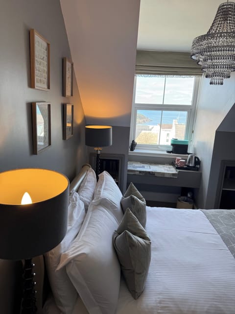 6 bedrooms, iron/ironing board, free WiFi, bed sheets