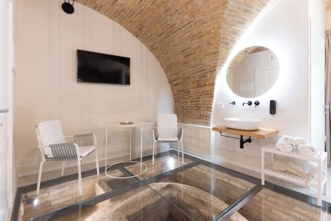 Suite | Iron/ironing board, free WiFi