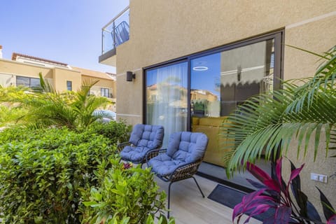 Modern 1BR1BA Retreat @ GoldCoast  Pools  Tennis (37653)