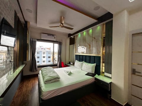 Deluxe Double Room, City View | Desk, laptop workspace, blackout drapes, soundproofing