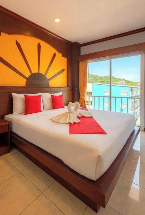 Deluxe Double Room, 1 King Bed, Balcony, City View | In-room safe, desk, soundproofing, iron/ironing board