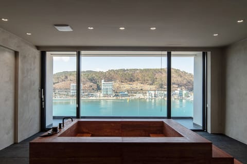 Deluxe Double Room, 1 Queen Bed, Balcony, Harbor View | Interior