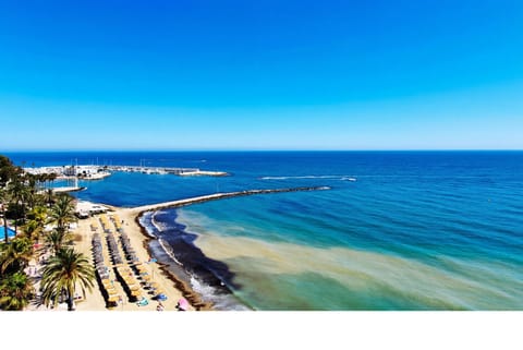 Unobstructed panoramic seaview.