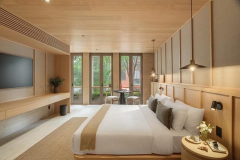 Premium Suite, 1 King Bed | Hypo-allergenic bedding, minibar, in-room safe, desk