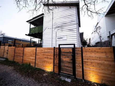 Well-located East Austin property near restaurants, bars & coffee shops