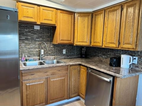 Comfort Duplex, Mountain View | Private kitchen | Coffee/tea maker, electric kettle, dining tables