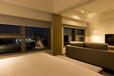 Premium Suite | Hypo-allergenic bedding, down comforters, in-room safe, desk