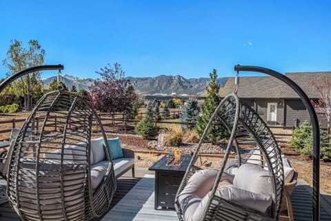 End your day by the fire, gently swaying in cozy chairs as the sky stretches wide around you. With peaceful views of the Air Force Academy and space to unwind, this is where conversation lingers and the pace of your stay naturally slows.
