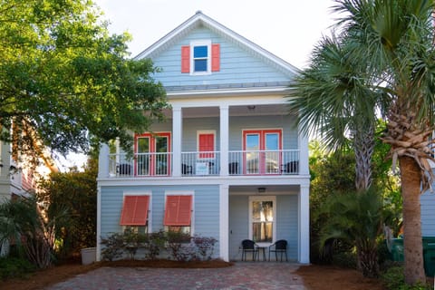 Enjoy a spacious modern 4BR/3.5BA home near beaches and attractions.