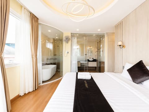Luxury Suite, City View | Laptop workspace, blackout drapes, soundproofing, WiFi (free)