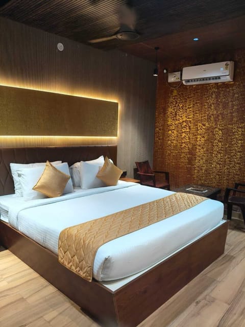 Standard Room, 1 King Bed, Balcony, City View | In-room safe, iron/ironing board, free WiFi